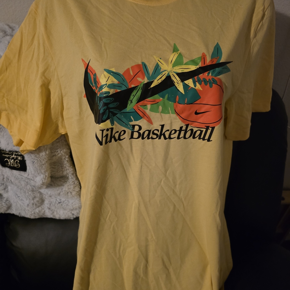 Nike Dri-FIT Tee in Yellow